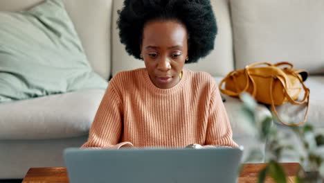mujer negra, portátil y cara de sorpresa para las noticias