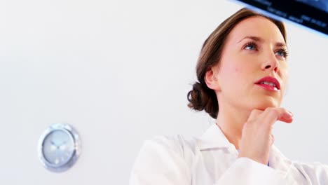 Female-doctor-examining-an-x-ray