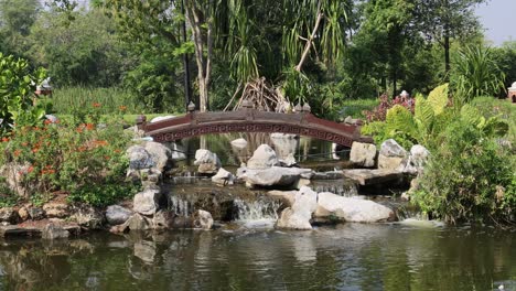 un jardín pacífico con una cascada que fluye