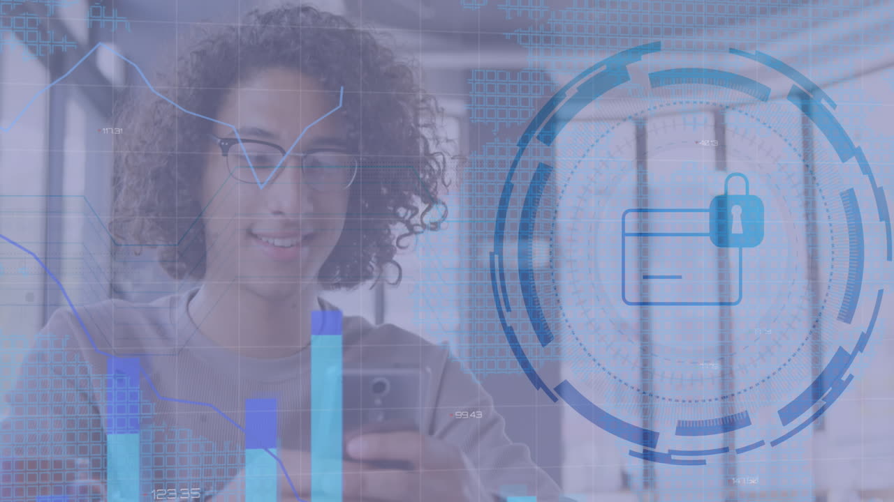 animación de procesamiento de datos estadísticos y icono de seguridad de datos contra hombre biracial usando teléfono inteligente