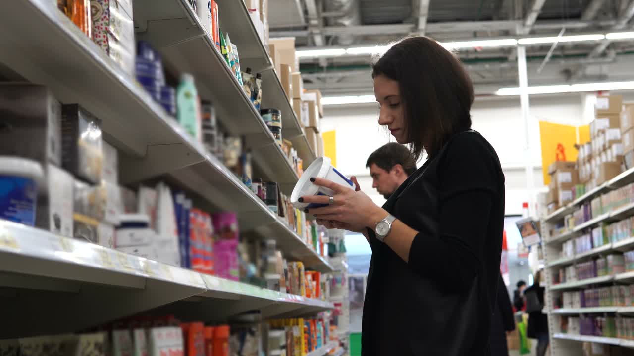 mujer comprando en una tienda de comestibles