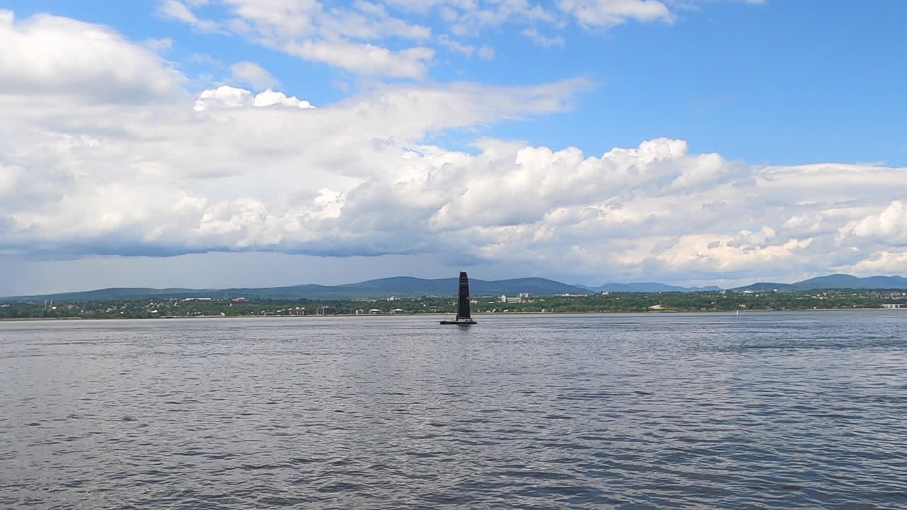 멀리 떨어진 곳에서 조용한 바다를 따라 항해하는 선박, 지평선에 구름이 가득한 하늘,  지역, 캐나다