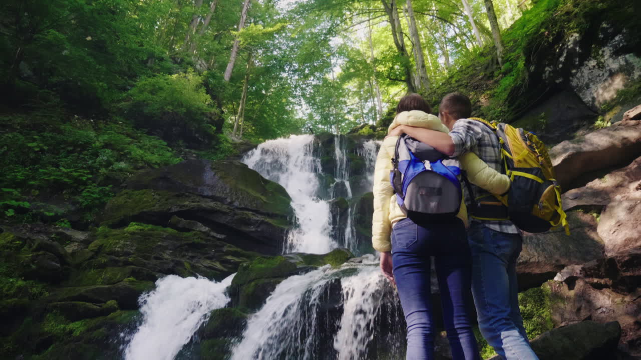 una hermosa cascada en las montañas agua que fluye sobre las rocas