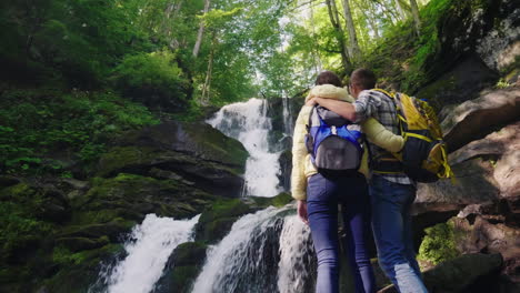 una hermosa cascada en las montañas agua que fluye sobre las rocas