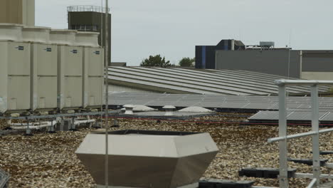 El-Techo-De-Una-Fábrica-Lleno-De-Paneles-Solares.