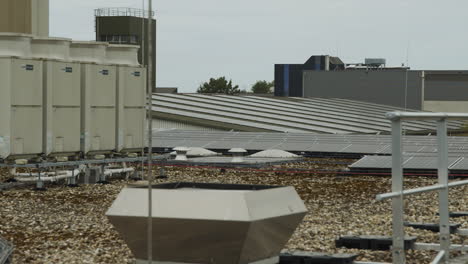 un techo de fábrica lleno de paneles solares