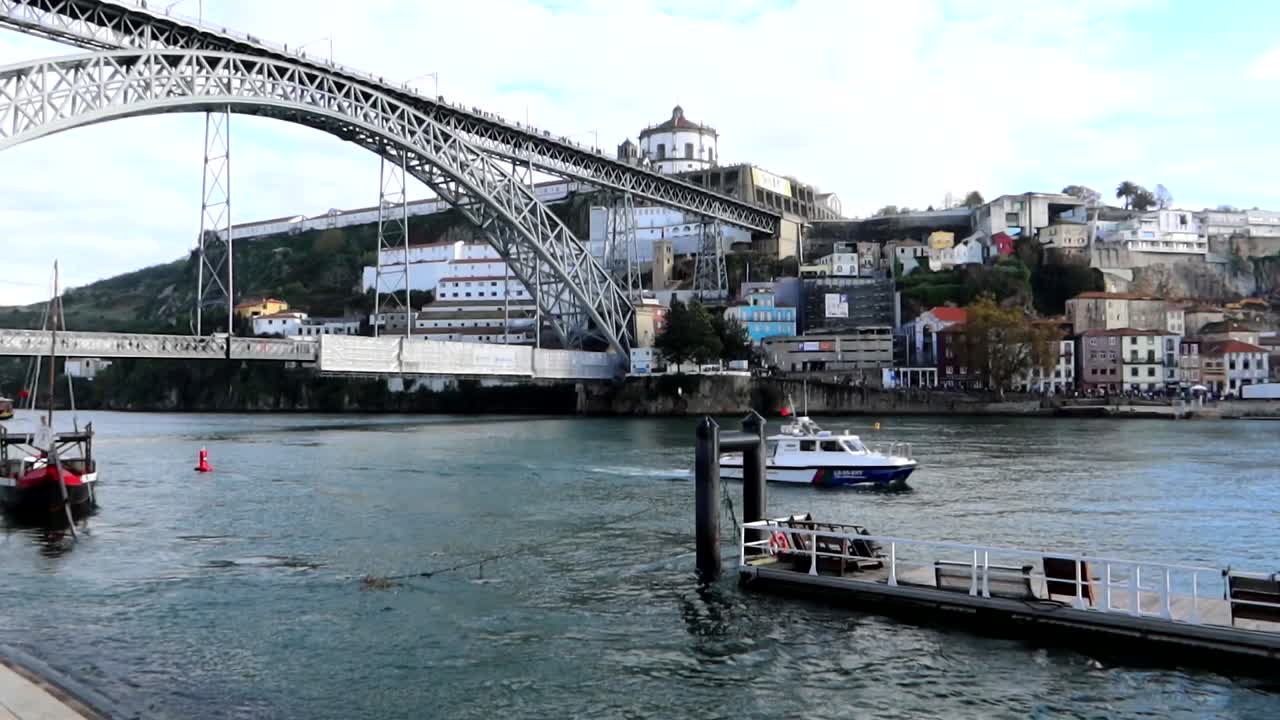 포르투갈 포르토 에 있는 웅장 한 고대 루이스 i 다리 를 가로지르는  ⁇ 색 배