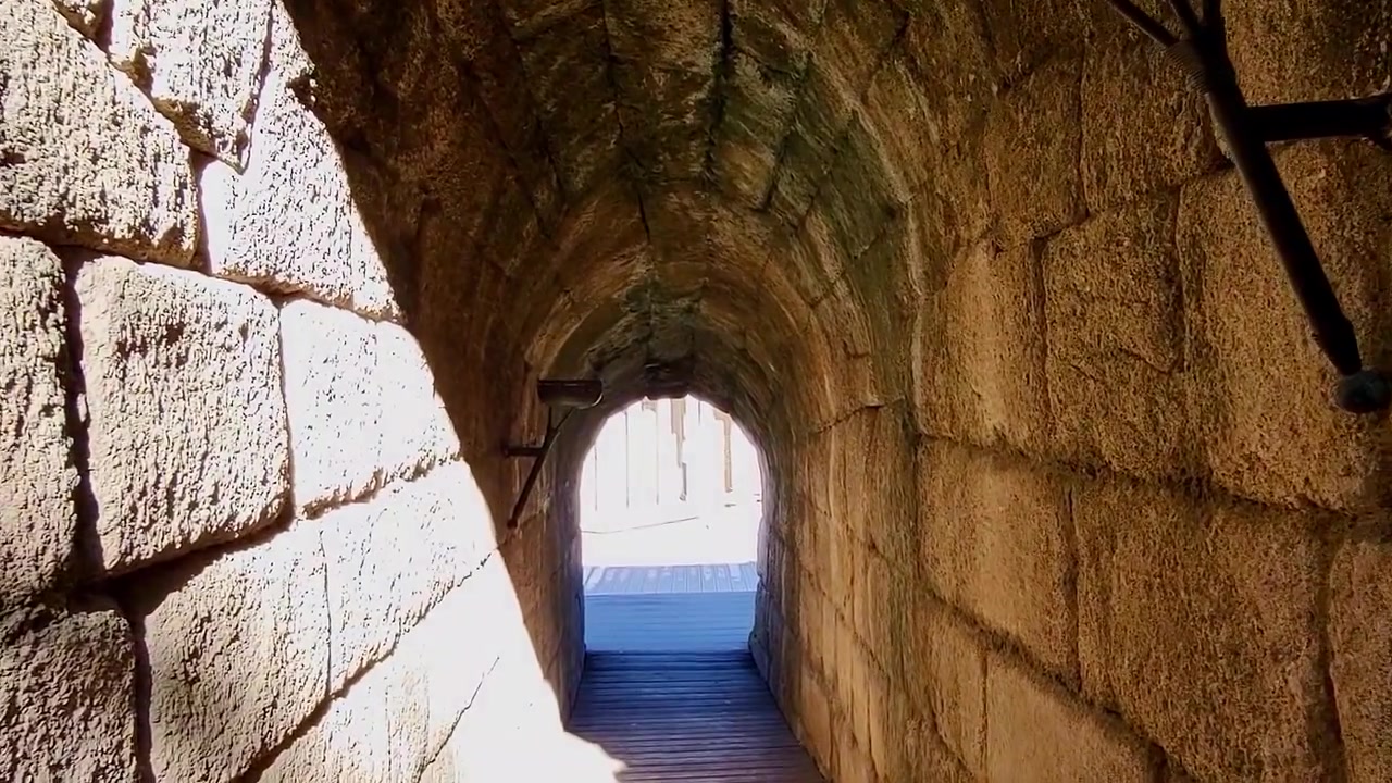 Tunnel d'entrée vers les gradins du Théâtre Romain de Mérida. Un vomitorium (passage d'entrée) en pierre menant au théâtre. Ier siècle av. J.-C. Mérida, Espagne.