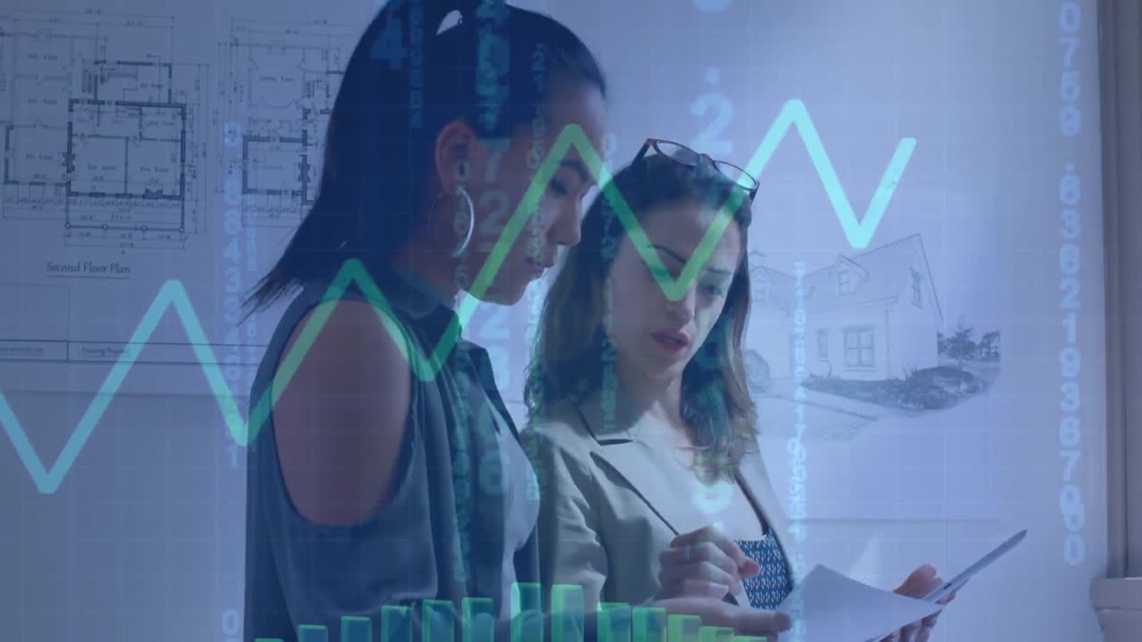 procesamiento de datos con un gráfico verde moviéndose contra dos arquitectos mujeres discutiendo