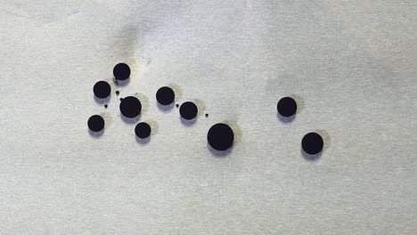 puntos de tinta negra en la superficie del metal