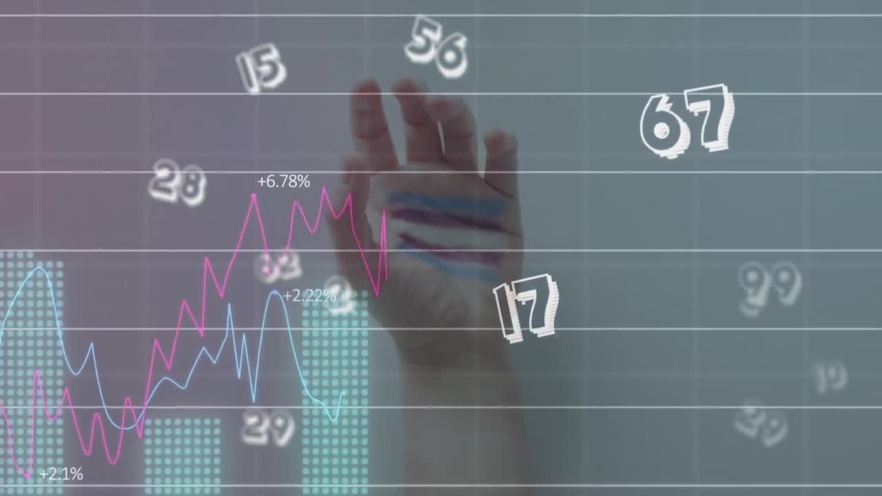 animación del procesamiento de datos financieros sobre la mano de una mujer caucásica.