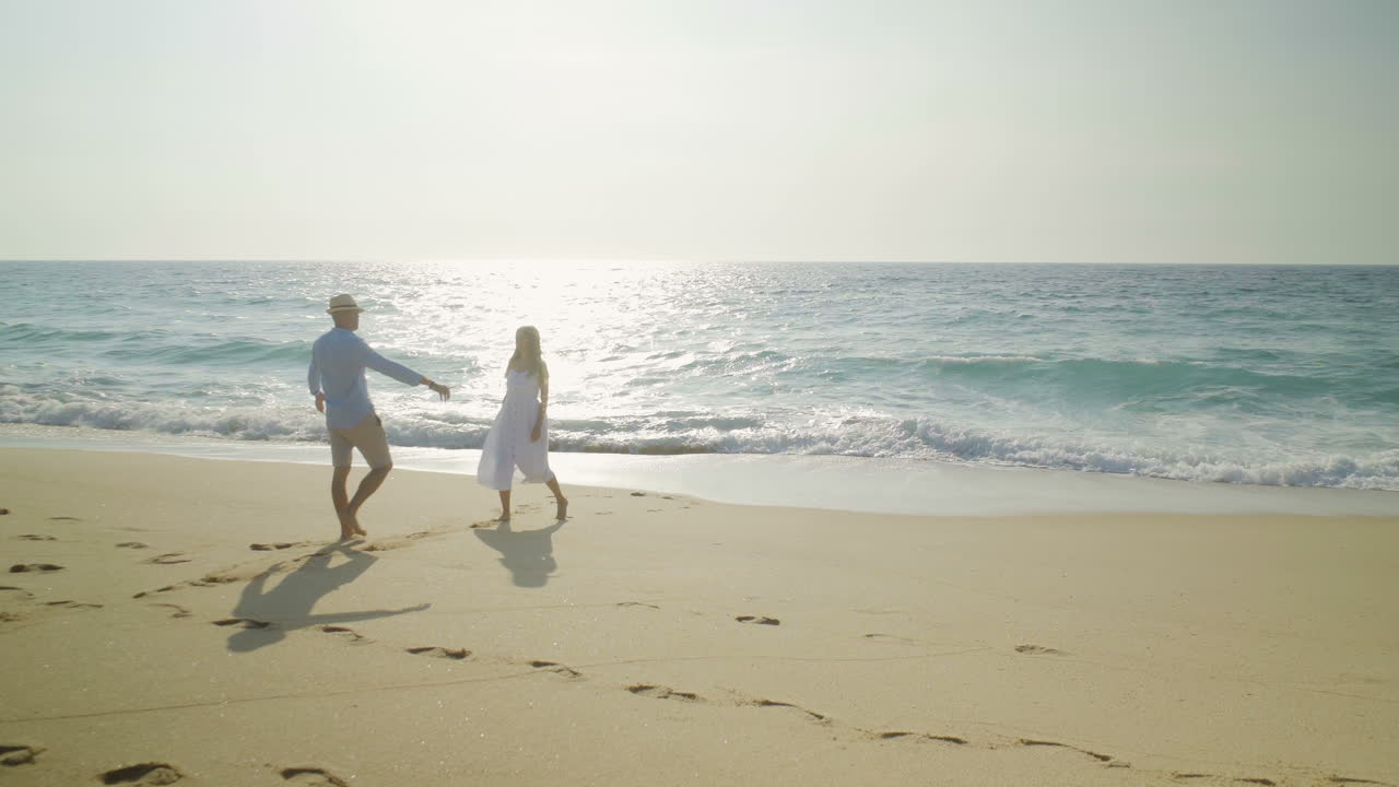 해변에서  ⁇ 안고 있는 젊은 남자와 여자