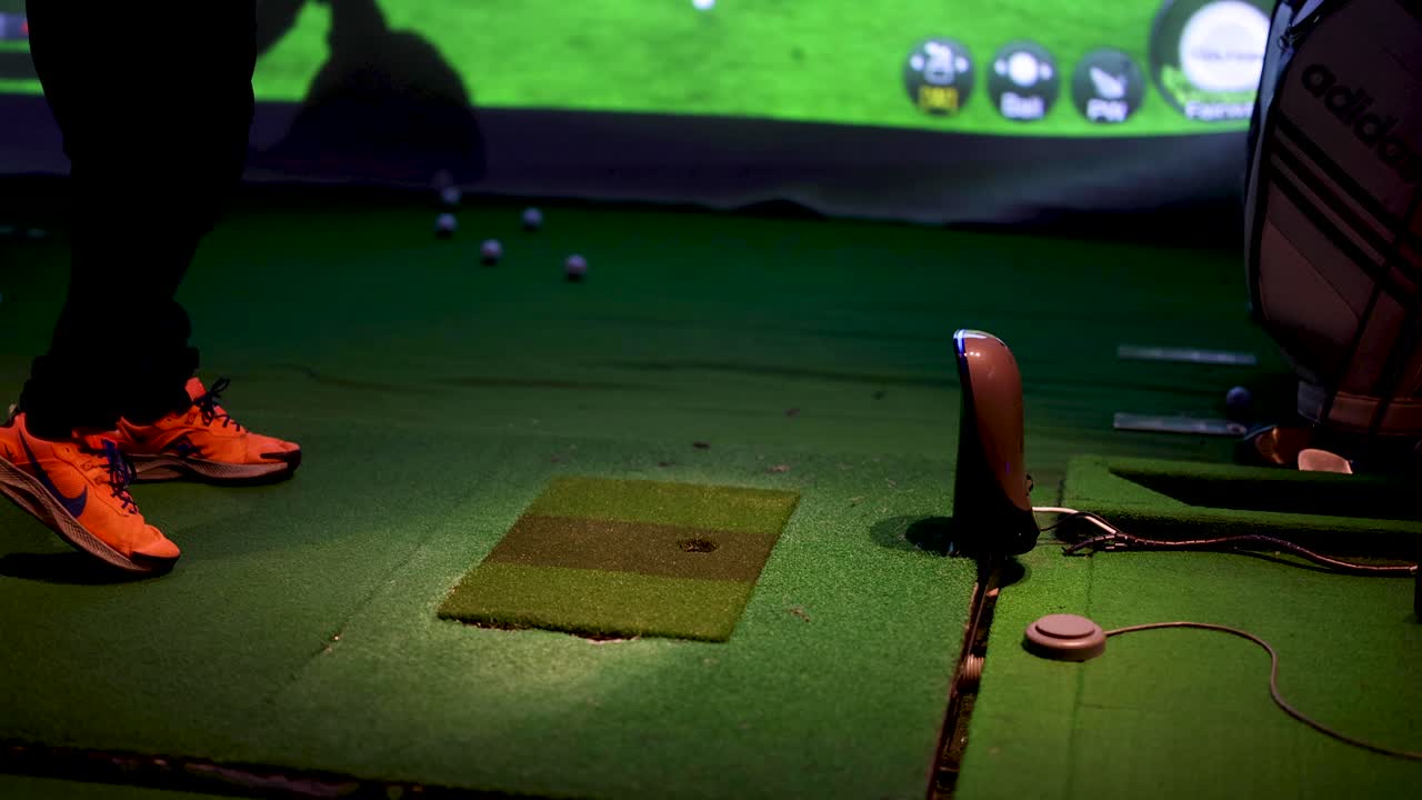 골퍼 가 시레이터 에서 스 을 연습 하고 있다