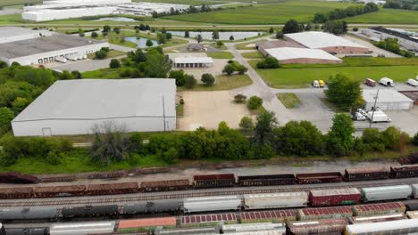 4K-Luftbild-Von-Mehreren-Zügen,-Die-An-Einem-Bahnhof-Stehen