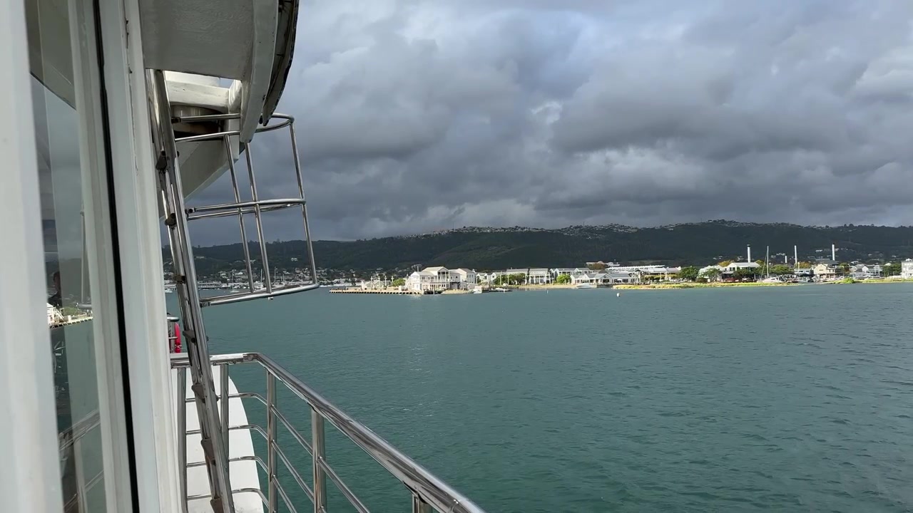 Blick vom Boot bei der Annäherung an die Knysna Waterfront, Südafrika