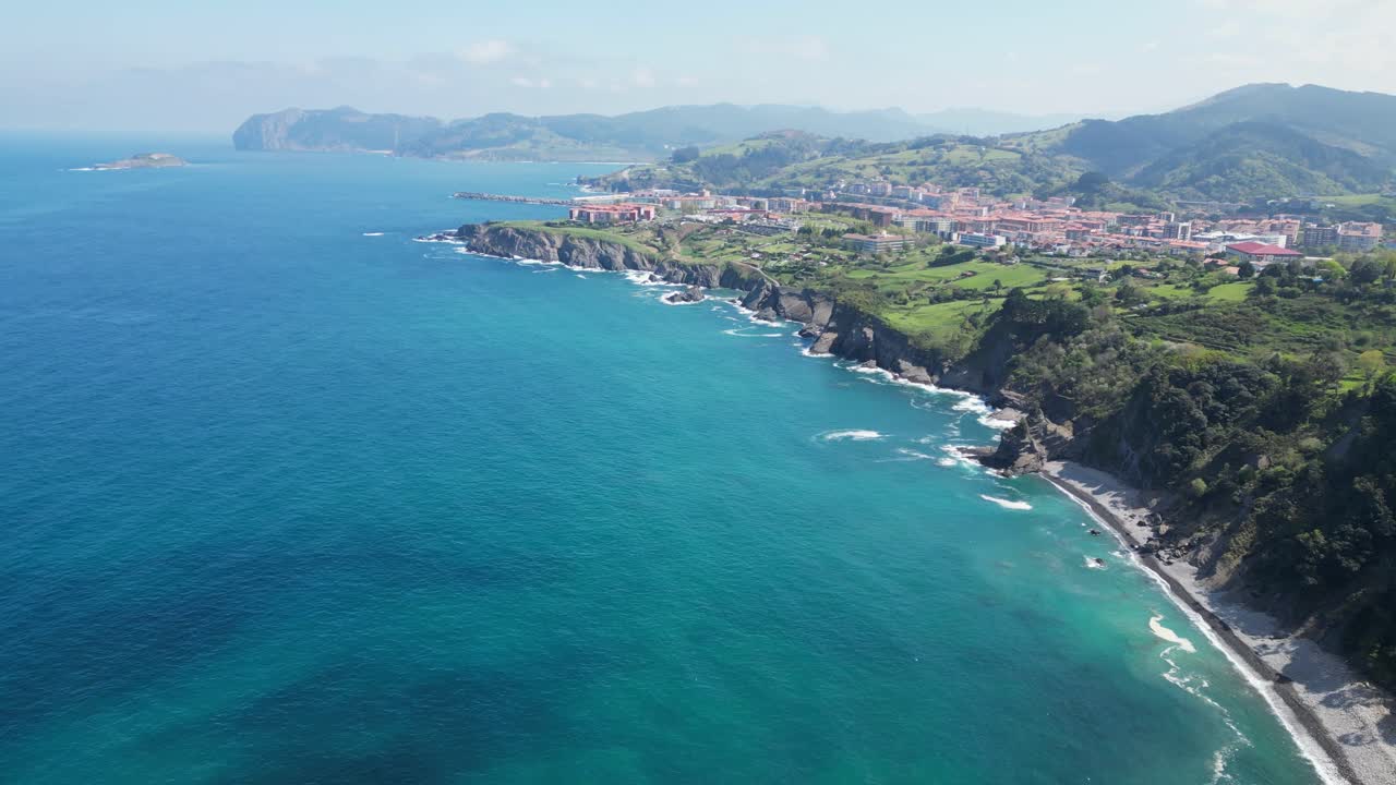 costa verde a bermeo, golfo di biscaglia, paese basco, spagna settentrionale - 4k aereo