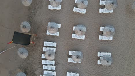 Sombrillas-De-Playa-Vacías-Drone-Aéreo