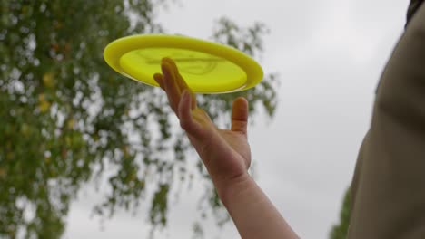 Disc-Golfer,-Der-Die-Scheibe-An-Der-Fingerspitze-Dreht