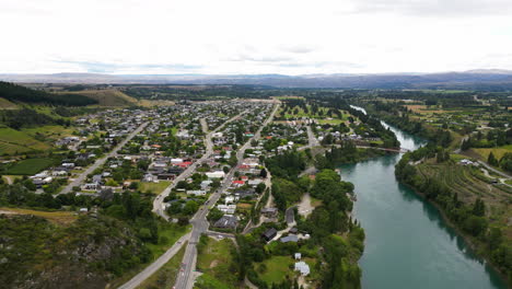 Vuelo-Aéreo-Hacia-Adelante-Sobre-La-Presa-De-Clyde,-Vista-De-La-Ciudad-De-Clyde