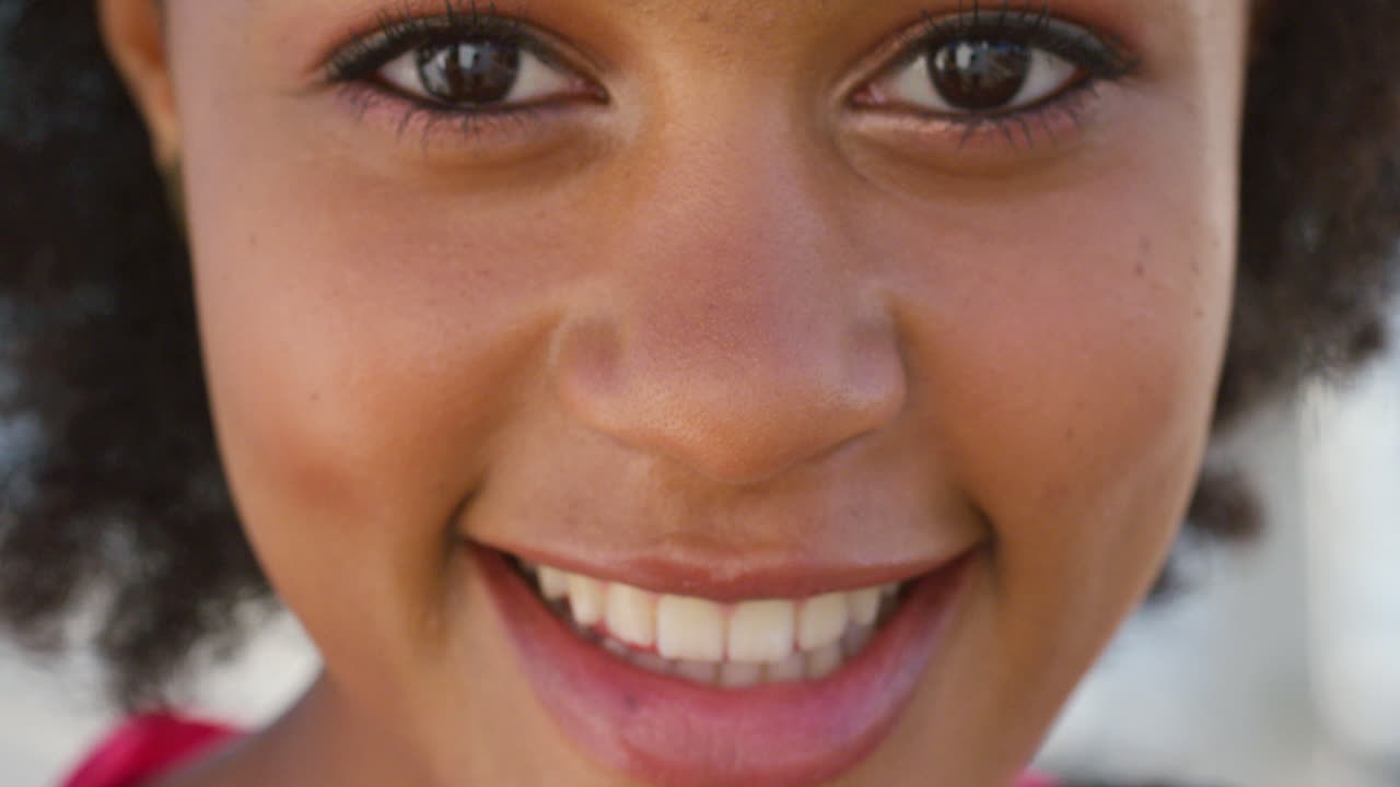 Rosto em zoom, garota da geração Z e sorriso feliz ao ar livre