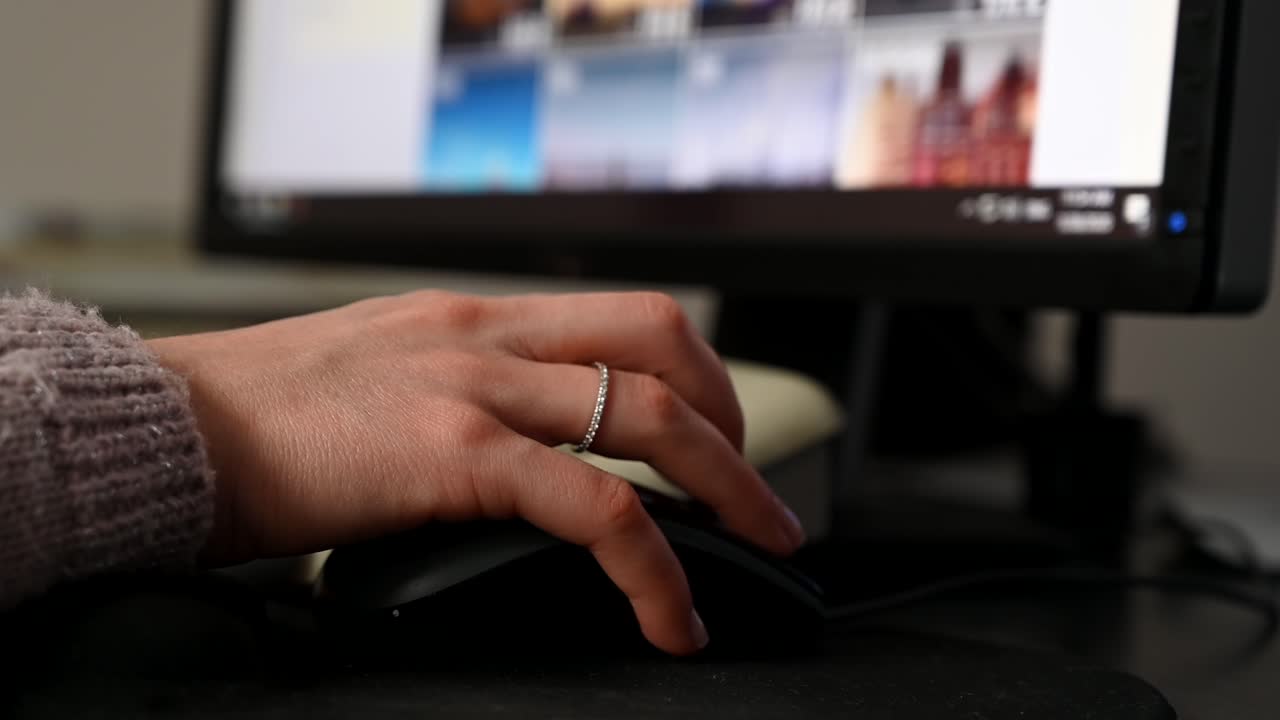 Primo piano di una donna che scorre verso il basso con un mouse sul computer