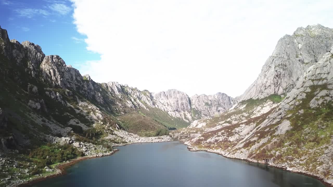 앞으로, 바위 절벽을 배경으로 바다 위로 드론을 빠르게 기울입니다.