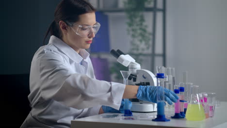 científico que lleva a cabo un experimento de laboratorio