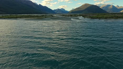 Aerial-Dolly-Folgt-Wellen,-Die-Auf-Delta-Am-Rand-Des-Lake-Wakatipu-Glenorchy,-Neuseeland-Brechen