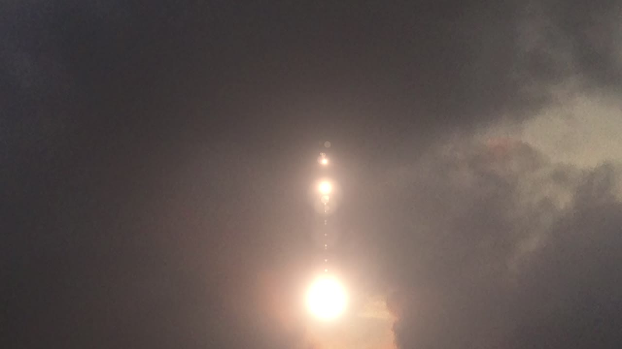 punto de vista, el sol y los rayos brillan entre las nubes oscuras en el cielo