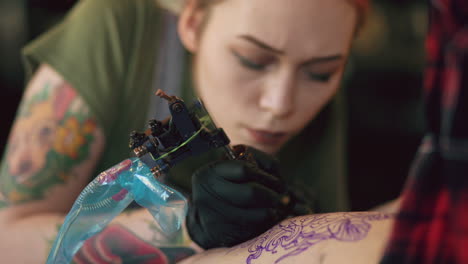 artista del tatuaje en el trabajo