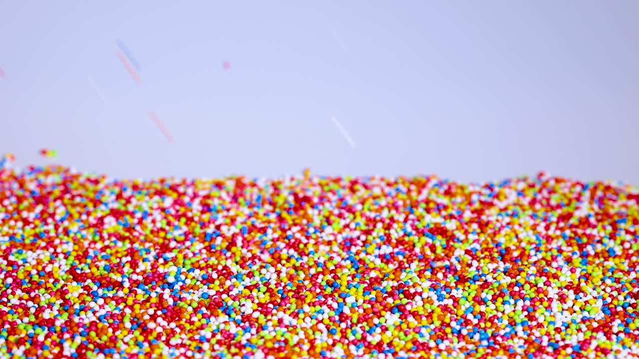 활기찬 스프링클은 표면에 캐스케이드