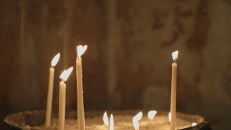 velas brillando y oscilando en la iglesia