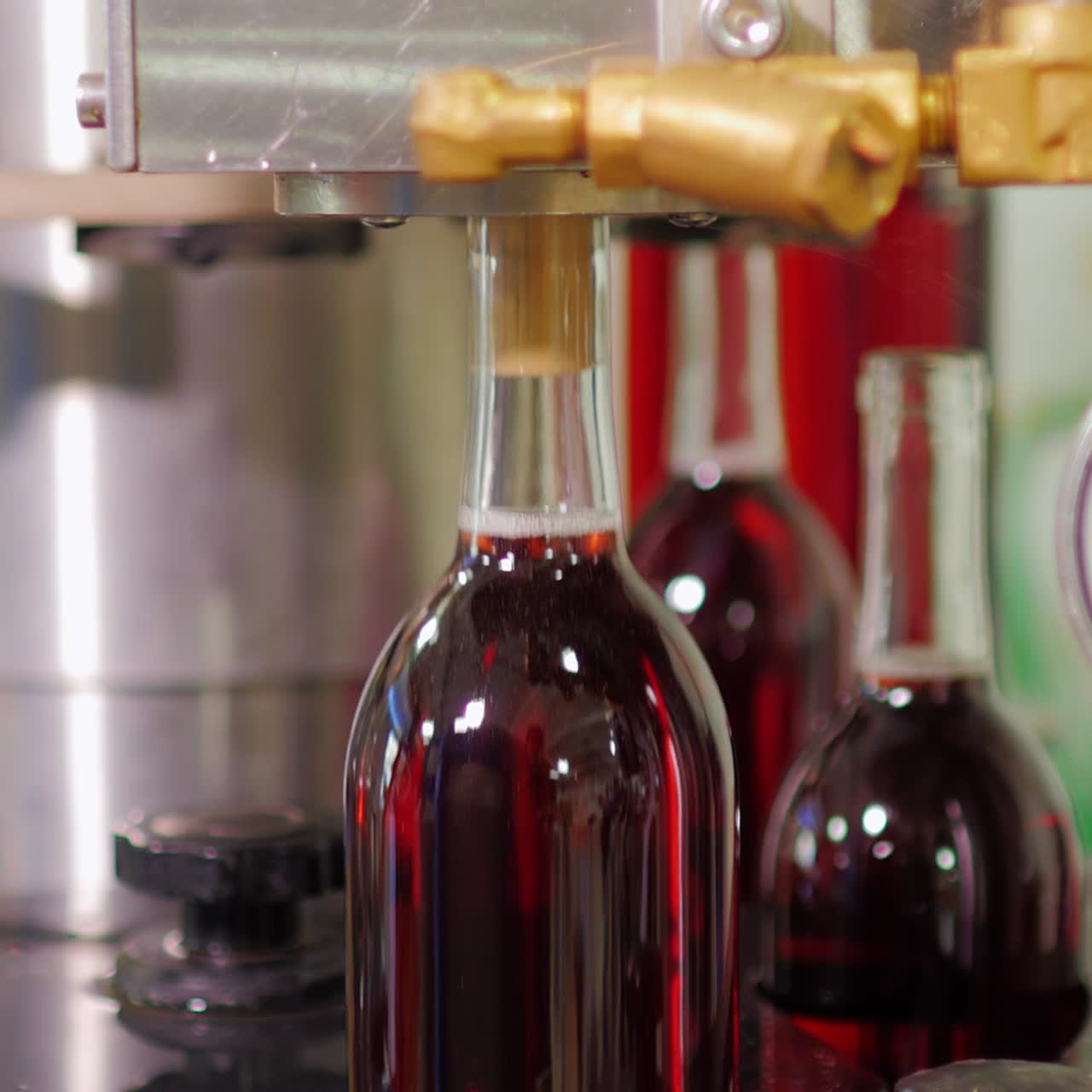 botellas de vino tinto se mueven en una cinta transportadora 2