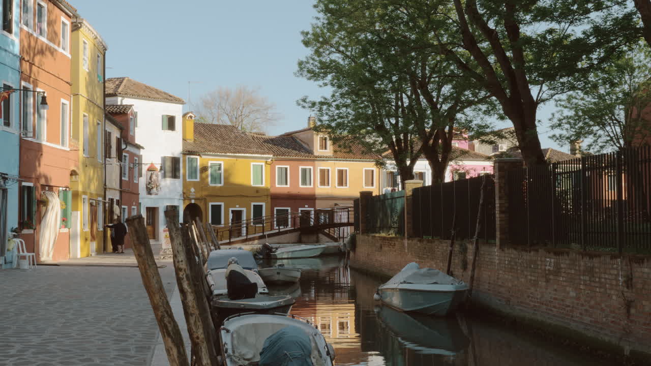 Canal con barcos y casas de colores en la isla de Burano, Italia