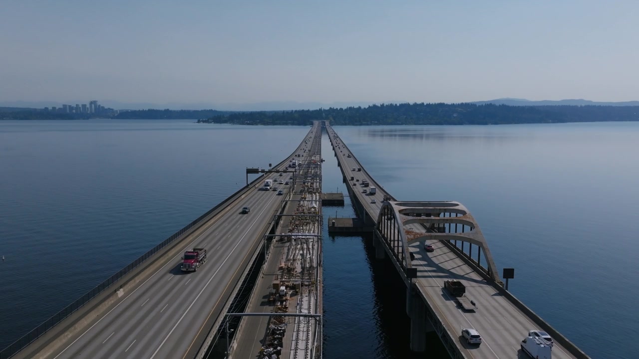 Statiske luftoptagelser af I-90-broerne, der krydser Lake Washington i Seattle, Washington.