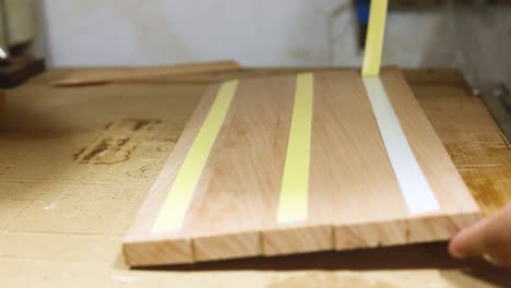preparación de tablas de madera para cortar en la máquina cnc