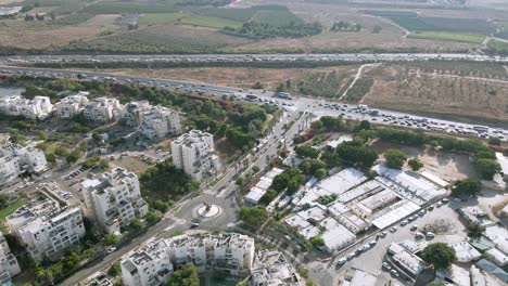 Vista-Aérea-Superior-De-Un-Concurrido-Cruce-De-Carreteras-Y-Cruces-De-Tráfico-En-La-Ciudad-En-El-Centro-De-Israel