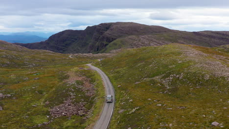 toma cinematográfica de drones de bealach na ba applecross road a través de las montañas de la península de applecross, en wester ross en las tierras altas escocesas