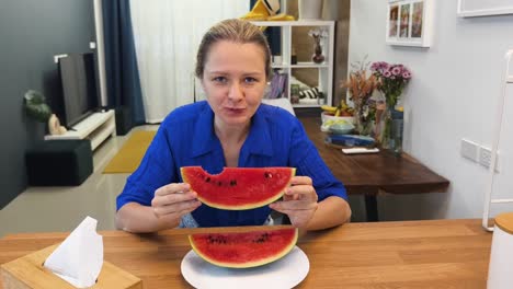 mujer comiendo sandía en casa