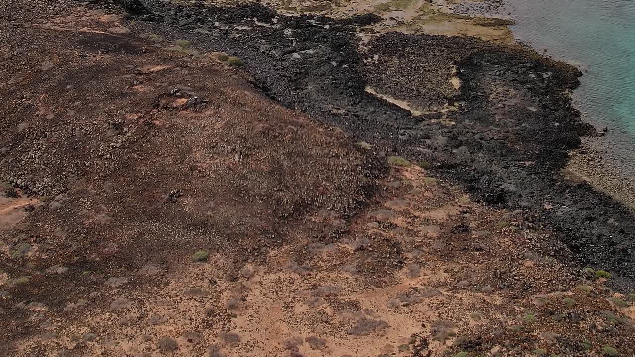Esplorando il paesaggio costiero roccioso delle Isole Canarie in Spagna.