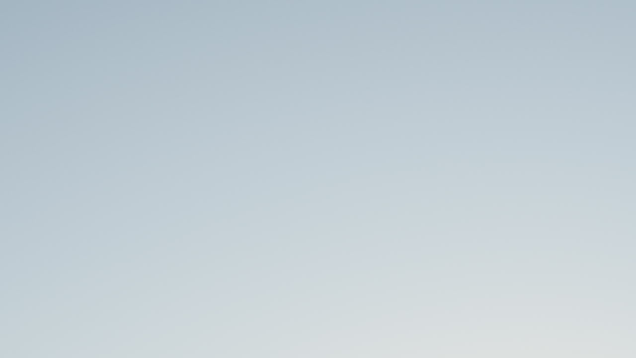 장면을 가로지르는 축구공의 슬로우 모션 클로즈업