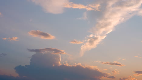 Schöne-Warme-Himmel-Sonnenuntergang-Wolken-Am-Abend