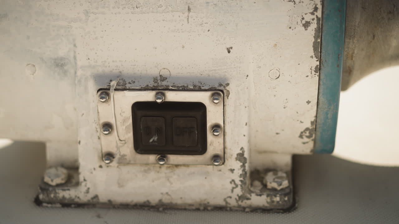 금속 케이싱이 색으로 칠한 은 보트 엘리베이터, 갑판 클로즈업, 엘리베이팅 장비, 선박에 설치된 화물 운송, 빈티지 도구