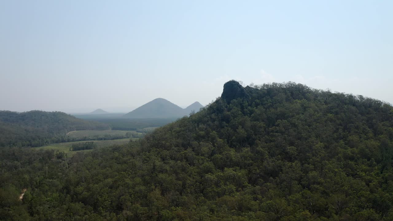호주 선샤인 코스트 지역 qld에 있는 글래스 하우스 산맥의 공중 전망 - 드론 샷
