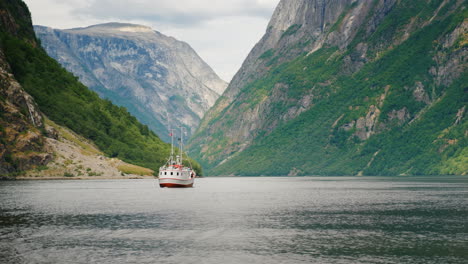 Un-Pequeño-Bote-En-Las-Aguas-De-Un-Majestuoso-Fiordo-En-Noruega-Video-4k