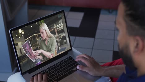 Afroamerikanischer-Geschäftsmann,-Der-Einen-Laptop-Nutzt-Und-Einen-Videoanruf-Mit-Einer-Kollegin-Führt