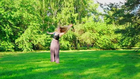 mujer haciendo handstand y caminando en el parque