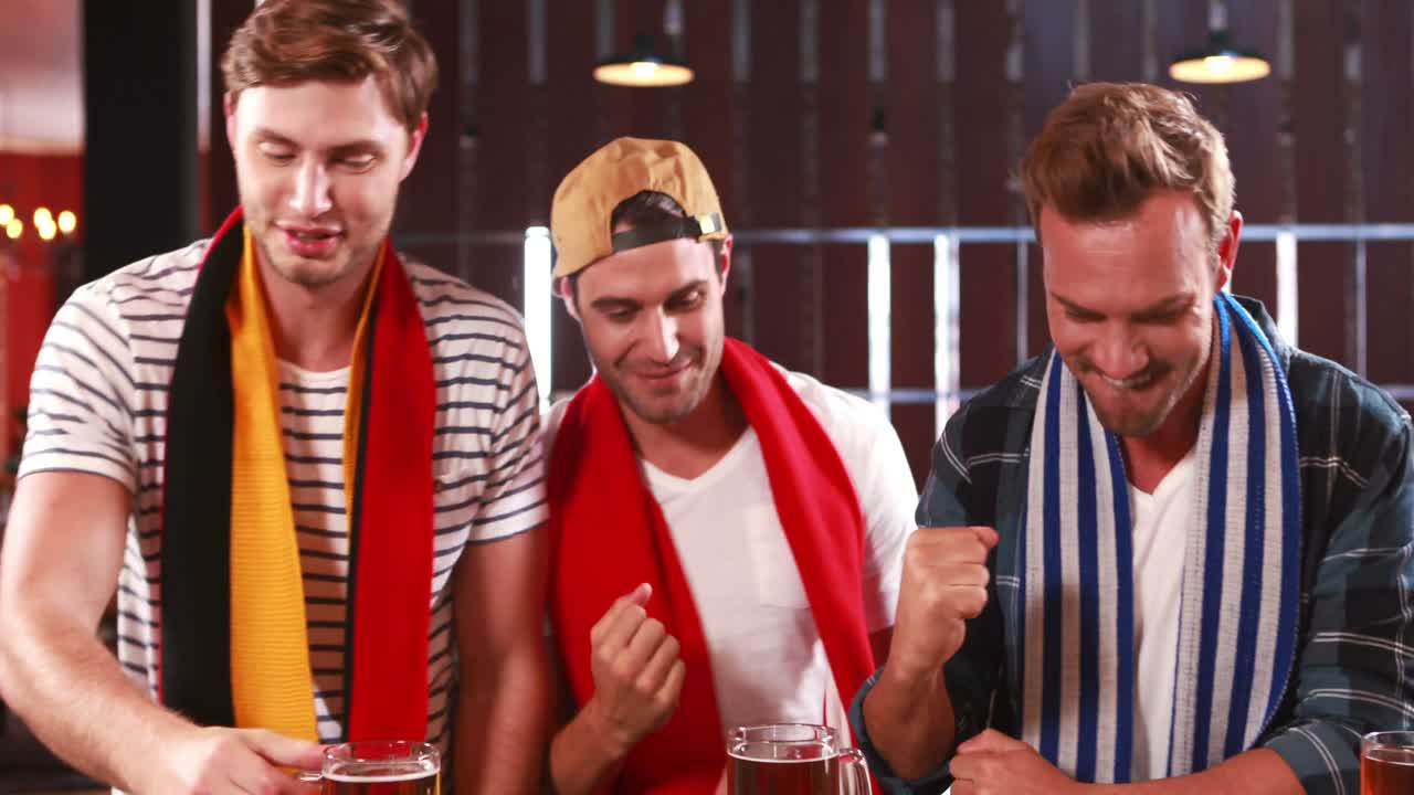 흥분한 잘생긴 친구들이 스포츠를 보고 있습니다.