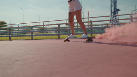 mujer patinando en la ciudad