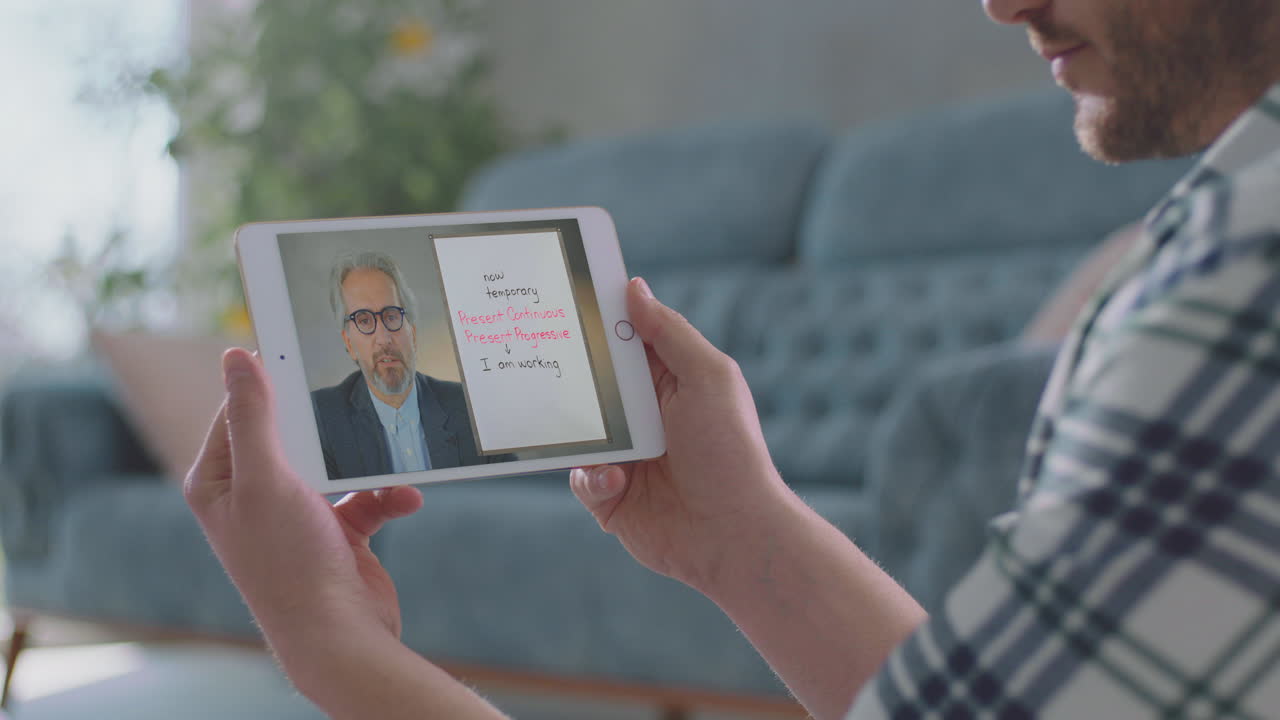 hombre de la universidad aprendiendo desde casa